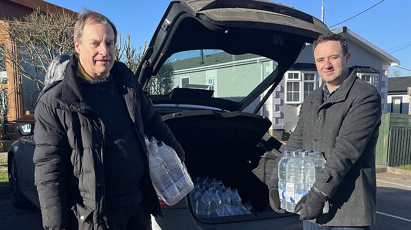 Danny Chambers and Cllr Jerry Pett delivering water in Bramdean